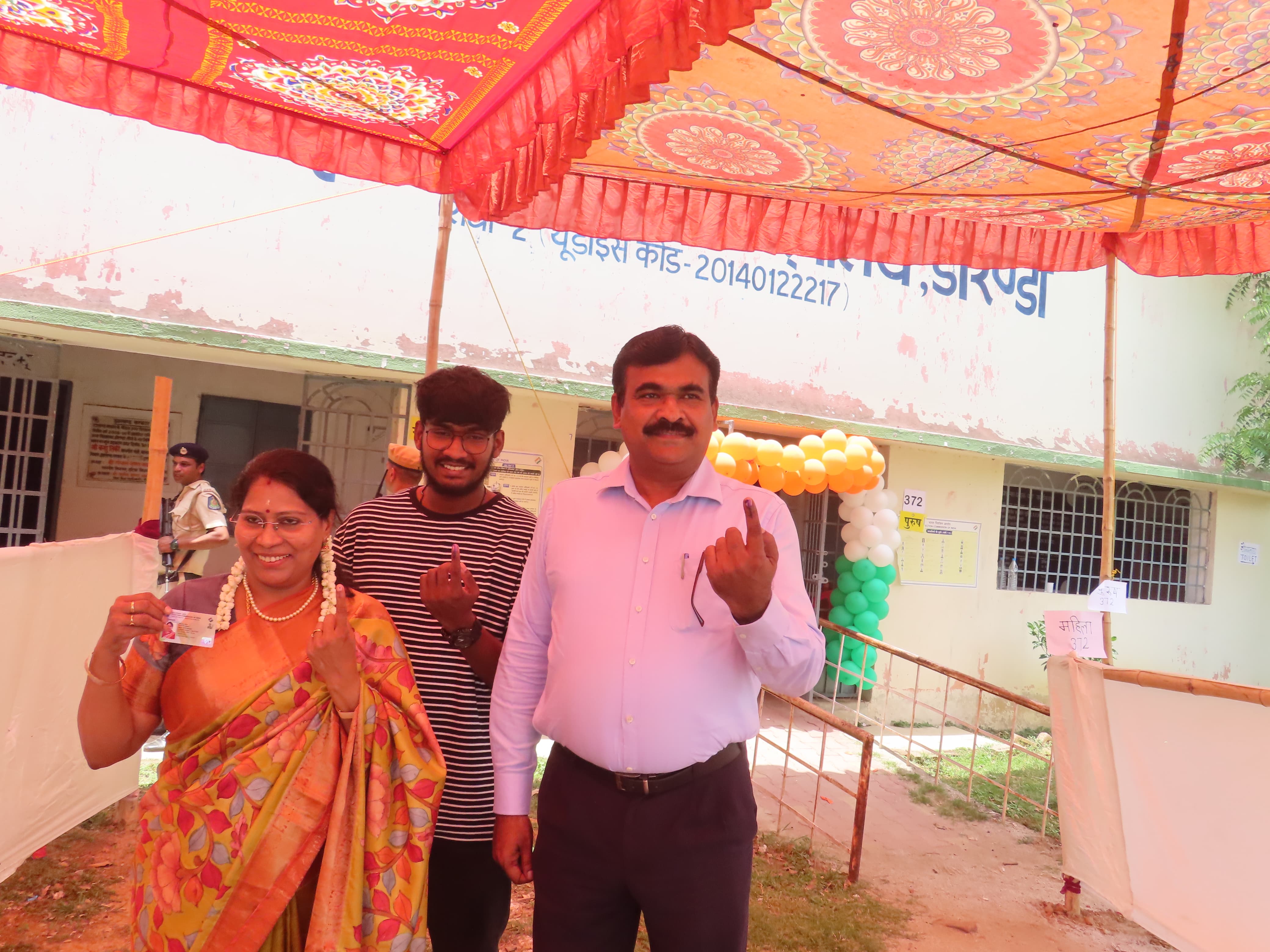 लोकसभा चुनाव 2024 : मुख्य निर्वाचन पदाधिकारी के.रवि कुमार ने डोरंडा के मतदान केन्द्र पर सपरिवार किया मतदान