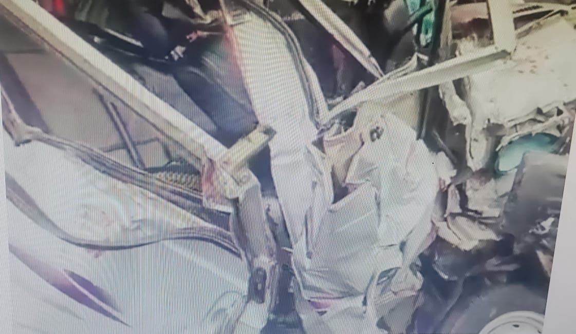 धनबाद के बरवाअड्डा में कंटेनर और मारुति वैन में भीषण टक्कर, वैन के उड़े परखच्चे