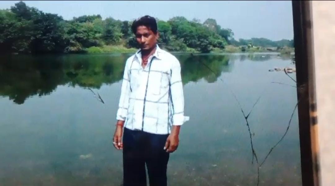 जमशेदपुर:पत्थर से कूचकर व्यापारी की निर्मम हत्या, परिजनों का रो-रोकर बुरा हाल, पढ़ें हत्या की वजह 