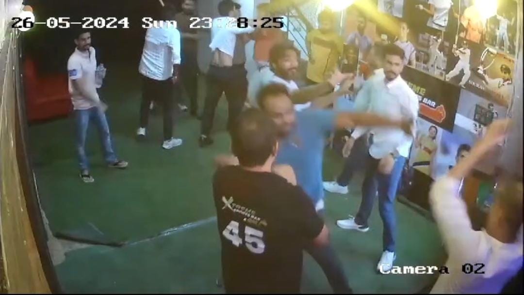 Ranchi Crime : Xtreme Bar में Murder से पहले जमकर हुई थी बाउंसर और अपराधियों के बीच मारपीट, सामने आया वीडियो