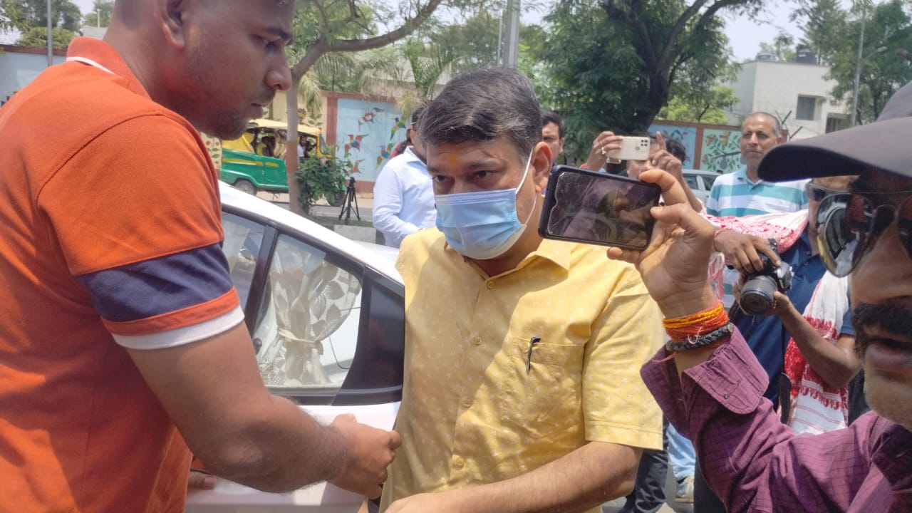 Breaking: मंत्री के बाद अब IAS अधिकारी ईडी के शिकंजे में! आलमगीर और मनीष रंजन से पूछताछ शुरू