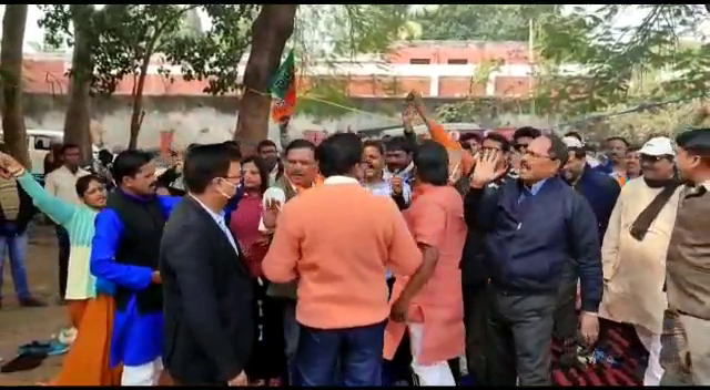 भाजपा की रिपोर्ट कार्ड में सरकार फेल, लाउडस्पीकर बजाने पर कार्यकर्ता और एसडीओ में नोंकझोंक