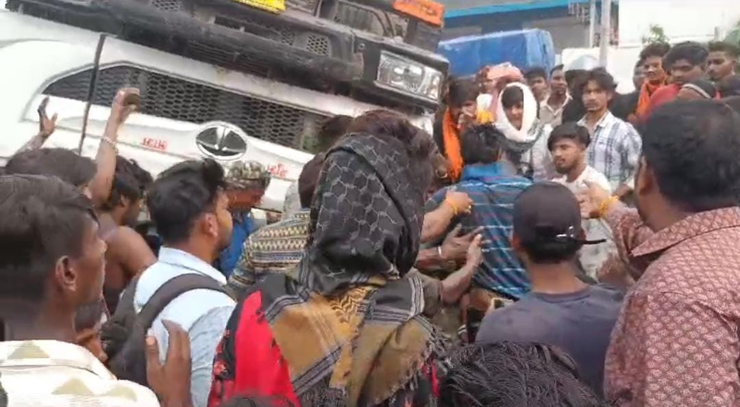 सरायकेला में भीषण सड़क हादसा! तेज रफ्तार ट्रेलर अनियंत्रित होकर पलटा, ड्राइवर घायल 