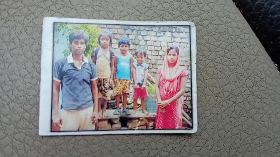 जब प्यार चढ़ा परवान तो तीन बच्चों की मां आशिक़ संग हुई फरार, अब बच्चे रो- रोकर पूछ रहे पापा कहां गई मां