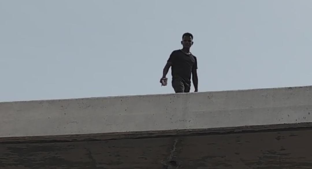 हावड़ा मे 100 फिट ऊंचे बाबू ब्रिज पर चढ़ा युवक, डांस करता देख थमी लोगों की सांसे, देखें वीडियो   