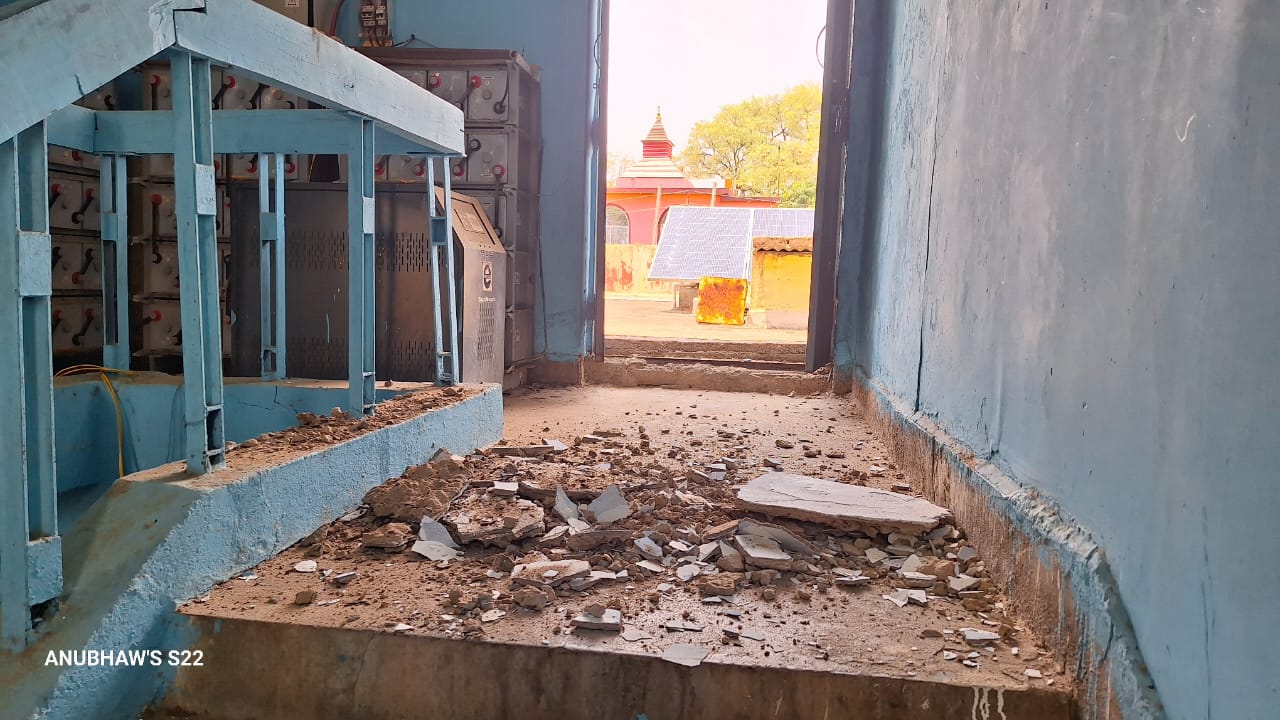 गिरिडीह: अचानक गिरा डुमरी रेफरल अस्पताल का छत, मरीजों में हड़कंप, कभी भी हो सकता है बड़ा हादसा  
