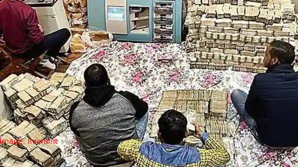 जिस शख्स के घर तीन दिन से नोट गिनते अधिकारियों के निकले पसीने, वह आज भी घूमता खटारे स्कूटर पर