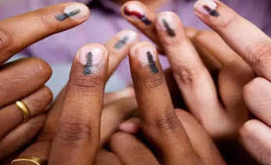  LS Election 2024: दुमका लोकसभा सीट के लिए वोटिंग कल, मतदान कर्मियों को मतदान स्थल के लिए किया गया रवाना 