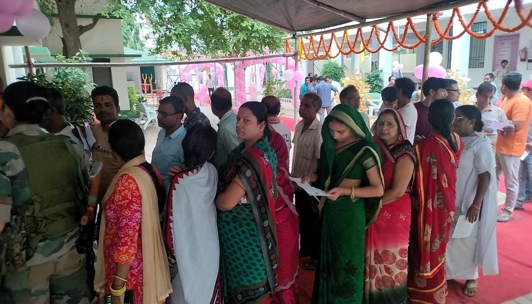 Loksabha Election: गोड्डा लोकसभा सीट पर मतदान जारी, सुबह 7 बजे से मतदाता बढ़ चढ़ कर ले रहे हिस्सा