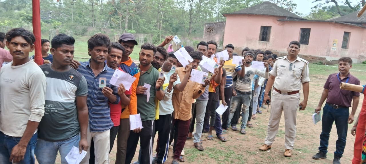 LS Election 2024: देवघर में मतदाताओं में वोट को लेकर उत्साह, सुबह 7 बजे से ही बूथों पर लगी लोगों की लंबी कतार, पढ़ें 9 बजे तक कितना प्रतिशत हुआ मतदान