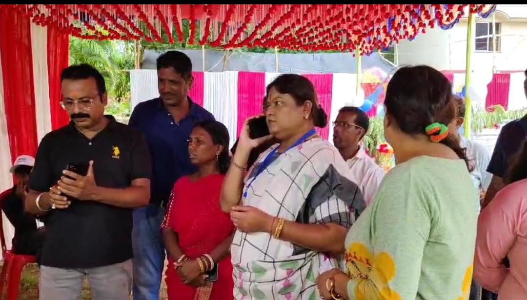 दुमका लोकसभा: एक वोट देने में 20 से 25 मिनट की देरी,सीता का आरोप इन बूथ पर हो रही गड़बड़ी