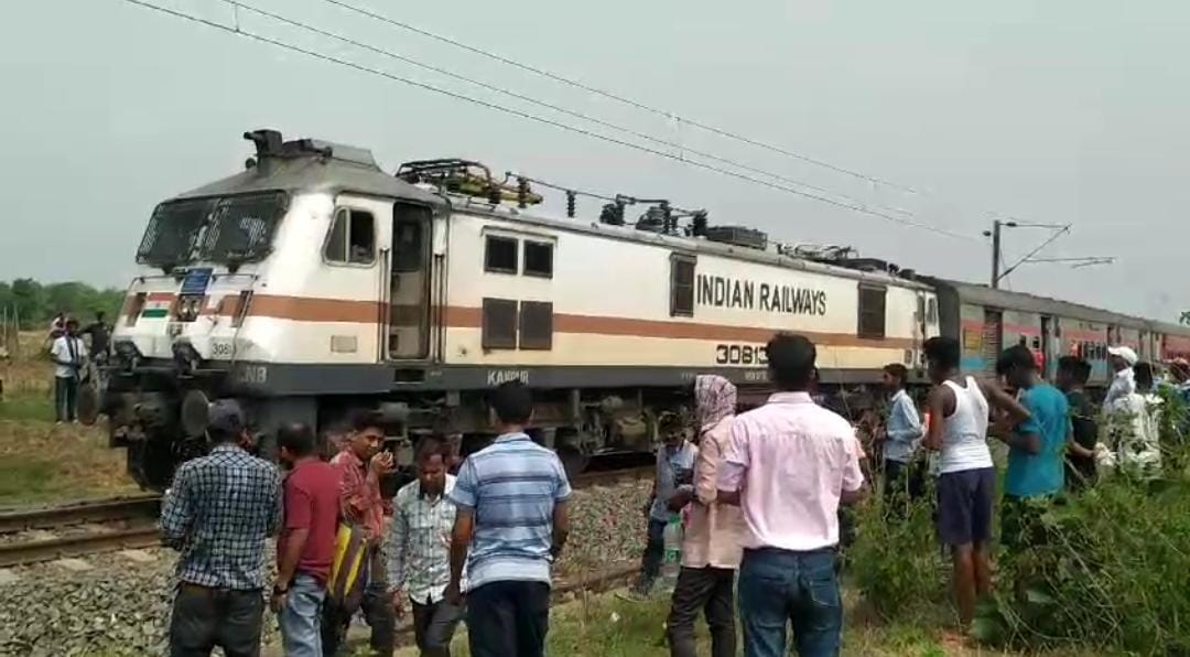 Breaking News:सरायकेला में नीलांचल एक्सप्रेस पर गिरा हाईटेंशन तार, एक यात्री की मौत, दर्जनों घायल