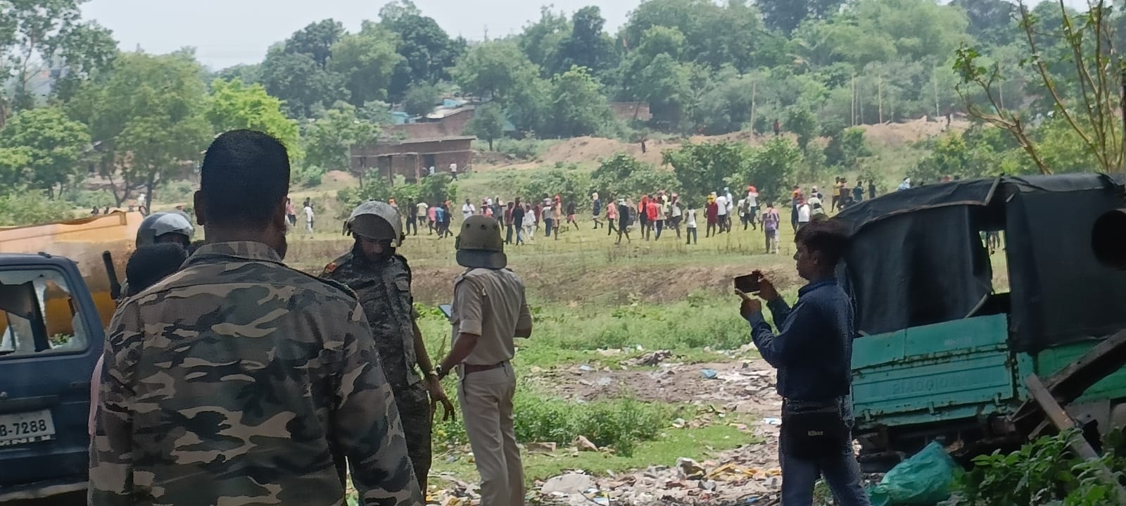 BIG BREAKING :कतरास के खरखरी  में बिजली के लिए हवाई फायरिंग, मारपीट और पत्थर बाजी