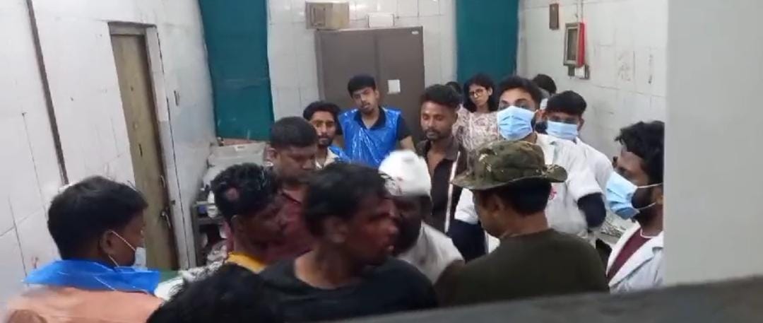 जमशेदपुर: दो गुटों की मारपीट में घायल लोगों ने एमजीएम में जमकर काटा बवाल, अस्पताल में मची अफरा तफरी