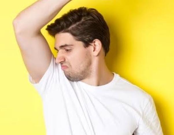 Summer Tips: गर्मियों में तुरंत उड़ जाती है परफ्यूम की खूशबू, तो अपनायें ये टिप्स, घंटों गमकेंगे आप  