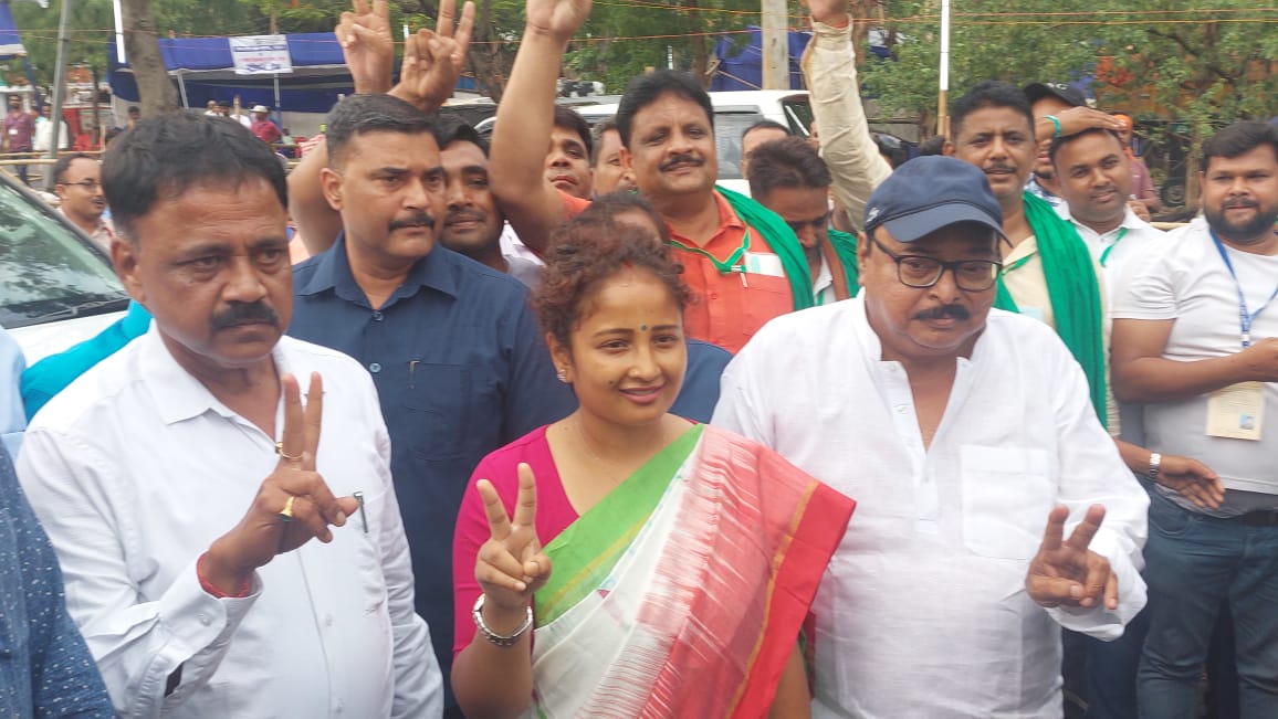 गांडेय उपचुनाव में कल्पना सोरेन ने 26 हजार वोटों से हासिल की जीत,पूरे उत्साह के साथ पचंबा बाजार समिति प्रमाण पत्र लेने पहुंची 