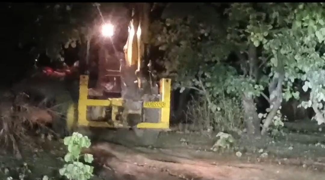  सरायकेला:ईचागढ़ पुलिस ने अवैध बालू लदे वाहन के साथ तस्कर को किया गिरफ्तार, तो पढ़ें ग्रामीणों ने क्या किया  