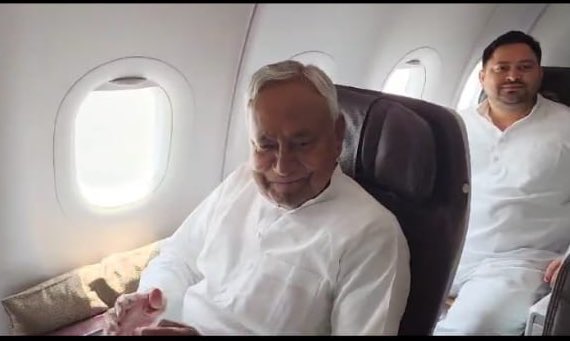 क्या फिर पलटेंगे नीतीश चाचा!एक ही फ्लाइट से तेजस्वी और नीतीश दिल्ली रवाना, जानिए क्या हुई बात