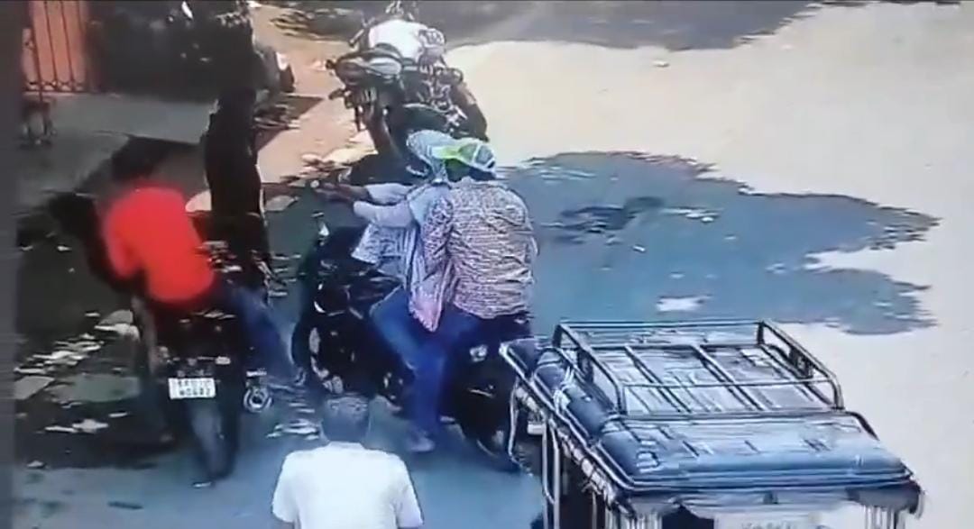 Crime News Bihar:अपराधियों ने दो युवकों को मारी गोली, एक की मौत,एक गंभीर रुप से घायल, फायरिंग का वीडियो वायरल 