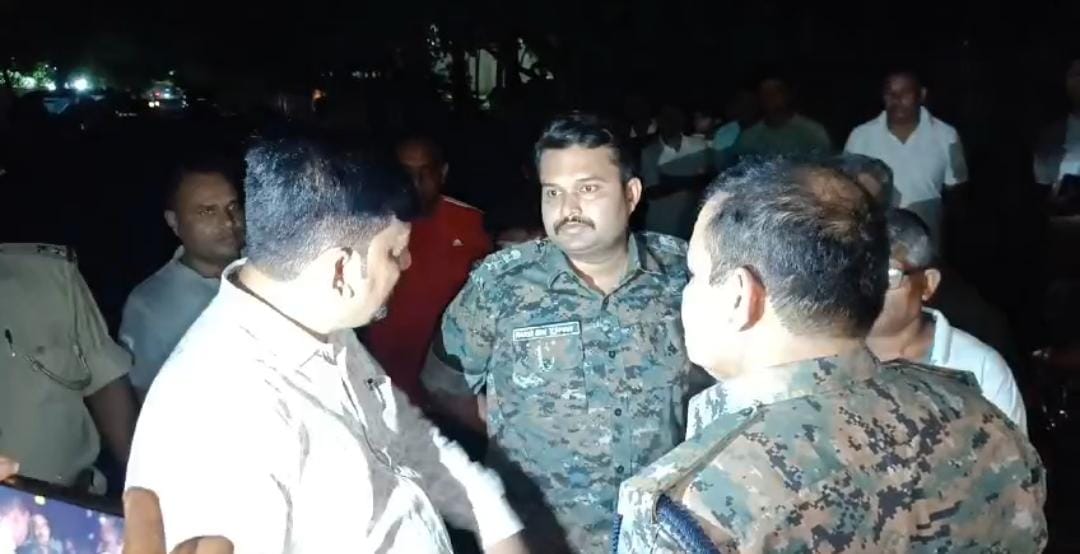 Big News:पुलिस जवान के घरेलू विवाद को सुलझाना जमादार को पड़ा महंगा, जवान ने मारी गोली, लहराता रहा हथियार