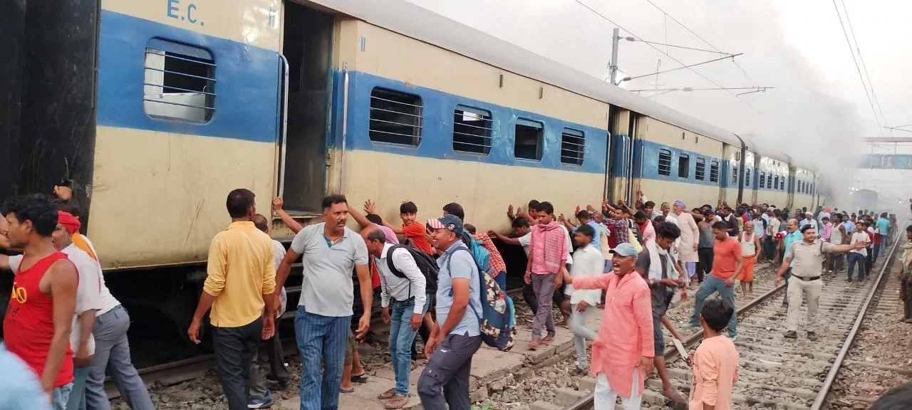 Bihar Train Fire:  पटना से जसीडीह जा रही पैसेंजर ट्रेन में लगी भीषण आग, कूद कर यात्रियों ने बचाई जान, देखिए वीडियो