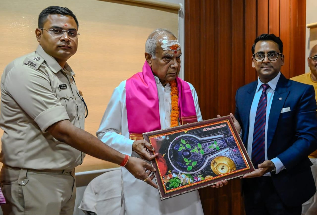 देवघर पहुंचे पंजाब के राज्यपाल, बाबा मंदिर में की पूजा अर्चना,देश की खुशहाली और सुख समृद्धि की कामना की