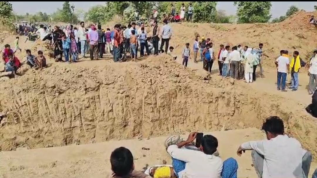 गढ़वा में निर्माणाधीन पुल के नीचे मोटरसाइकिल सहित गड्ढे में गिरा होमगार्ड जवान, मौके पर मौत