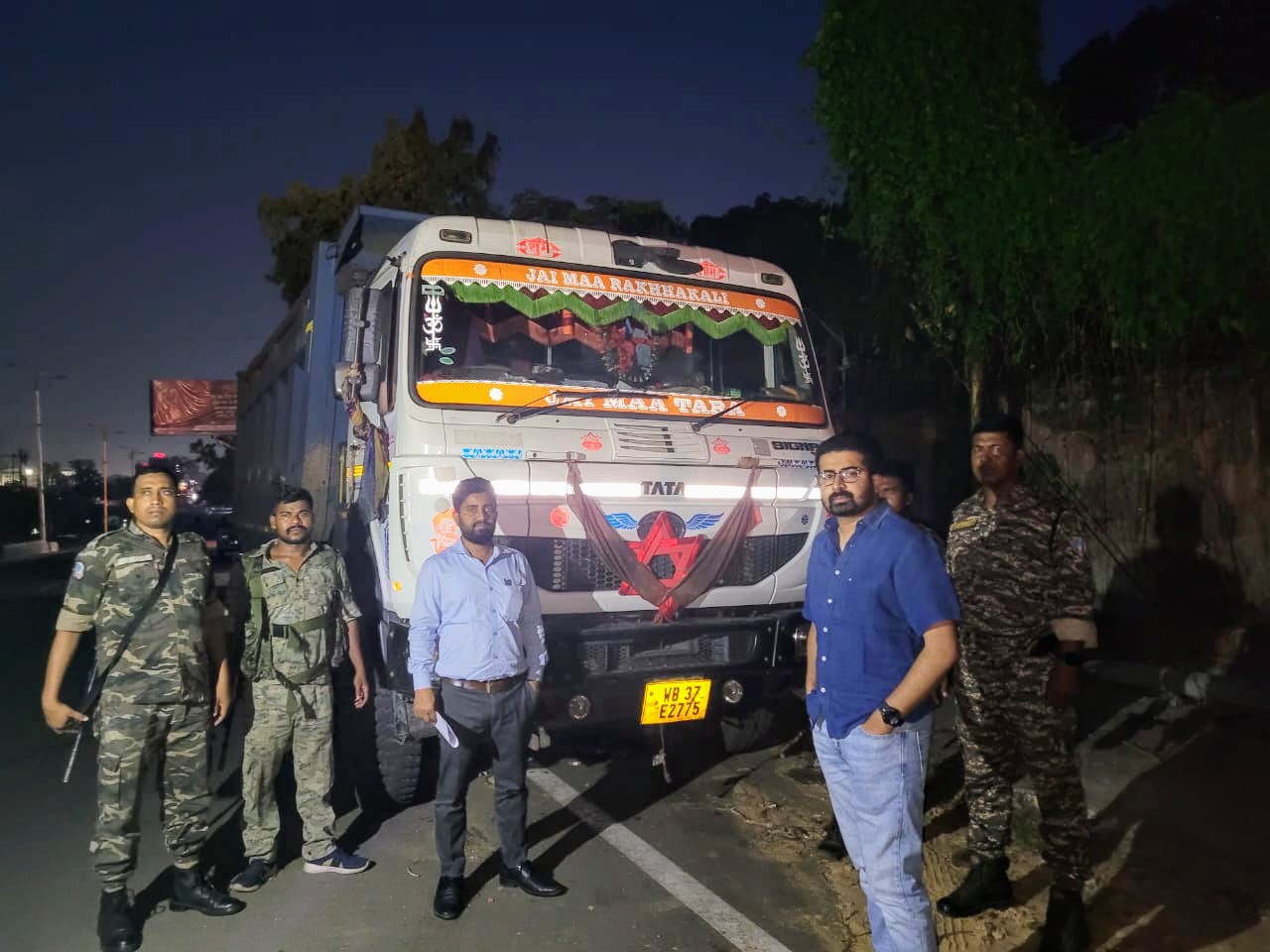 DHANBAD: अवैध बालू धंधेबाजों को पकड़ने प्रशासनिक अमला रात भर सड़क पर रहा, मिली सफलता 