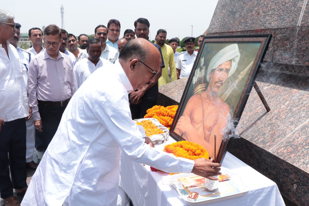 विधानसभा परिसर में भगवान बिरसा मुंडा को गई श्रद्धांजलि, अध्यक्ष ने किया बिरसा मुंडा को याद