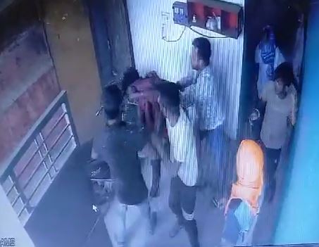 रांची में मनचलों के हौसले बुलंद! छेड़खानी का विरोध करने पर लड़की के भाई को पहले सड़क पर दौड़ा कर पीटा बाद में घर में घुस कर मारपीट, देखिए वीडियो
