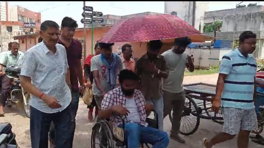 दुमका: एरियर के लिए दो साल से विवि का चक्कर काट रहे कर्मी ने पिया फिनायल, पीजेएमसीएच में भर्ती