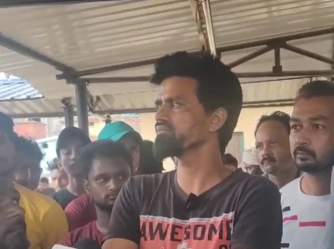 लोहरदगा सदर अस्पताल में शराब और सिगरेट पी रहे डॉक्टर! मरीज के परिजनों ने किया जमकर हंगामा, लगाया ये गंभीर आरोप