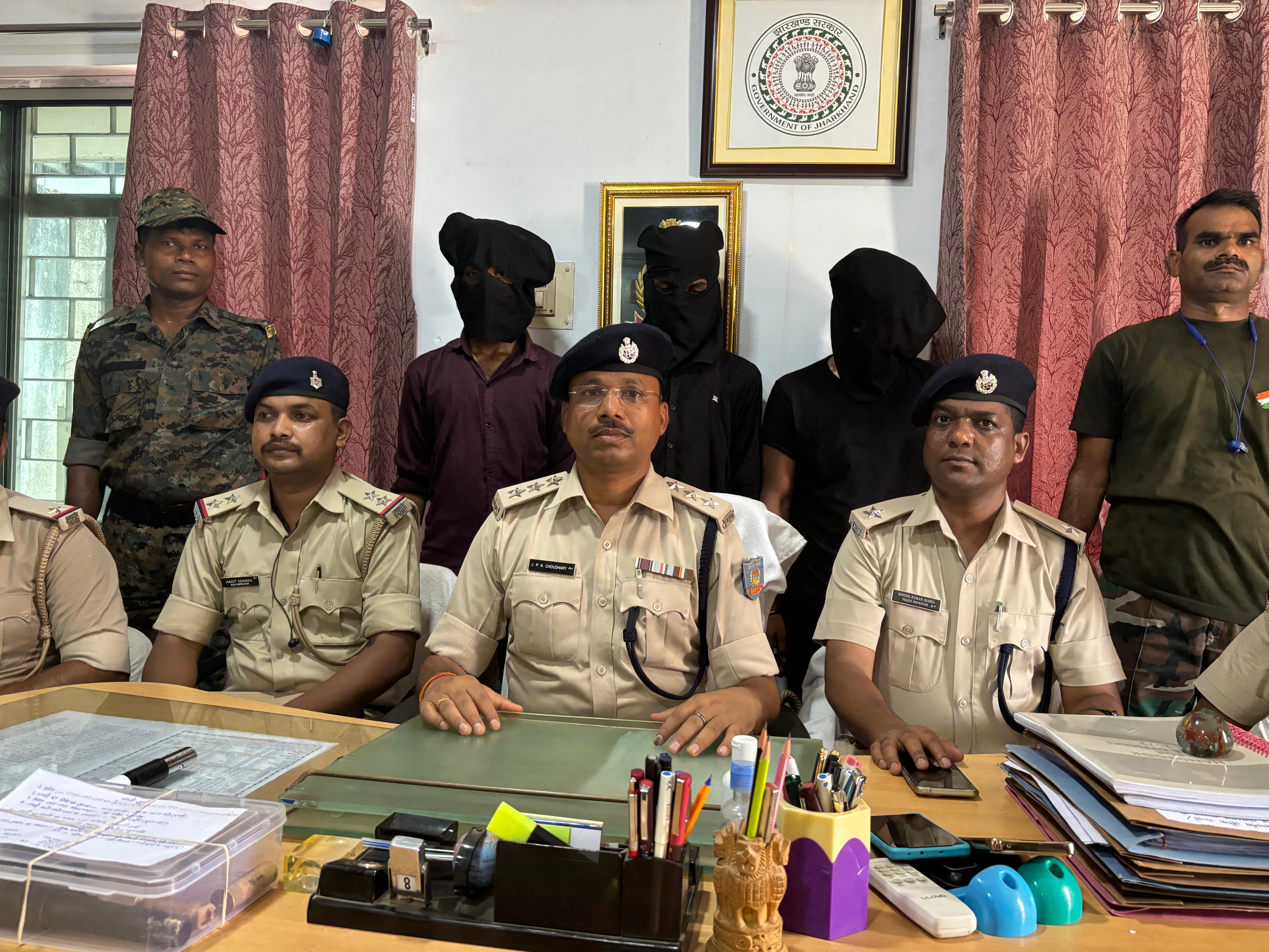 गोड्डा : लूट को अंजाम देने निकले थे तीन युवक, बीच रास्ते में पुलिस ने किया गिरफ्तार, जानिए क्या है पूरा मामला