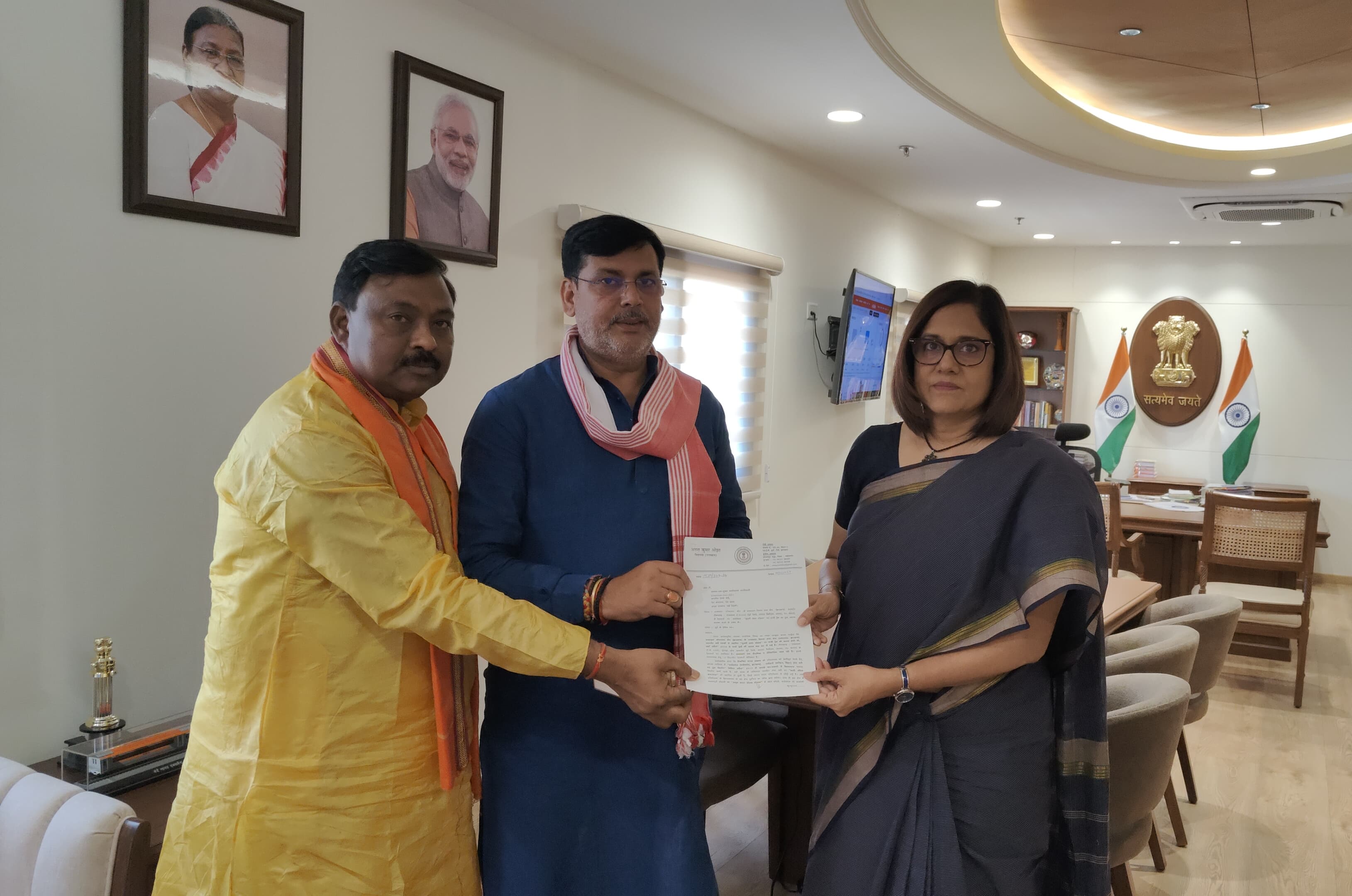 साहिबगंज:रेलवे बोर्ड के चेयरमैन से मिले राजमहल विधायक अनंत ओझा, मुरली हाल्ट पर टीआर पैसेंजर ट्रेन के ठहराव की रखी मांग