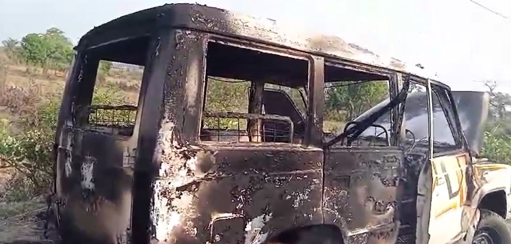 गौ तस्करी कर ले जा रहे वाहन को ग्रामीणों ने पकड़ा, पशु को आजाद करने के बाद गाड़ी को किया आग के हवाले, देखिए वीडियो   
