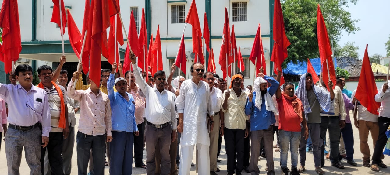 DHANBAD:यूनियन का आरोप, बिना तकनीकी कर्मचारियों के "धनबाद की बिजली "