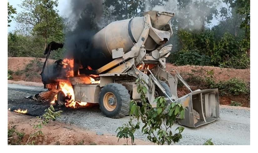 Big Breaking :चतरा में नक्सलियों ने मचाया ताडंव, सड़क निर्माण में लगे फ्लोरी मशीन को किया आग के हवाले, जांच में जुटी पुलिस