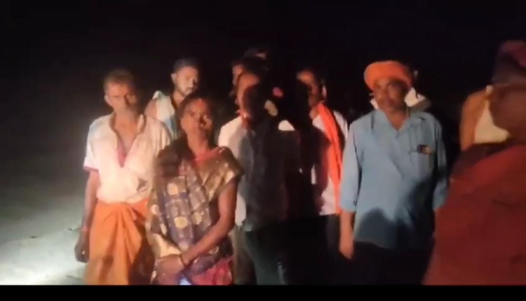 गढ़वा में बालू की लूट होता देख आक्रोशित हुए ग्रामीण, सूचना के बाद भी नहीं पहुंचा प्रशासन तो ग्रामीणों ने उठाया ये कदम