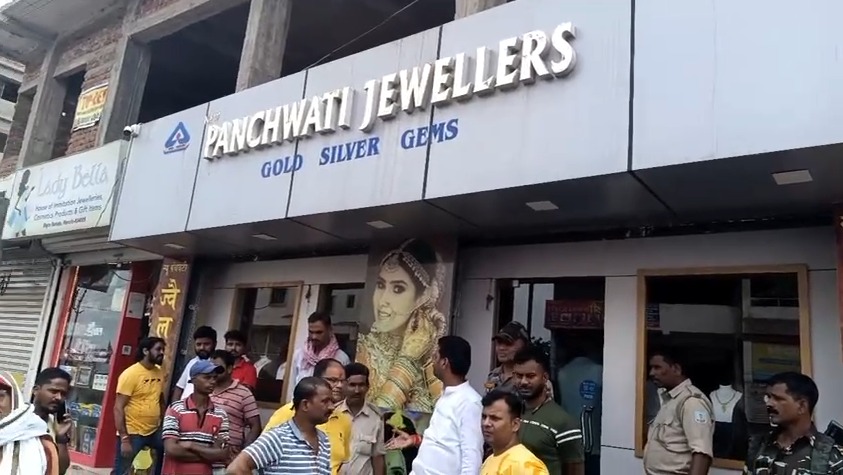 BREAKING : रांची में दिनदहाड़े ज्वेलरी शॉप में लूट, तीन की संख्या में आए बदमाश ले उड़े लाखों के गहने, देखिए वीडियो