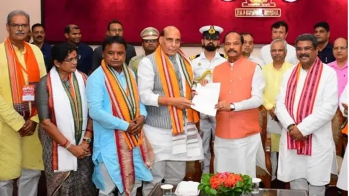 झारखंड  विधानसभा चुनाव: बगलगीर ओडिशा में आदिवासी सीएम देना क्यों बनी भाजपा की मज़बूरी!