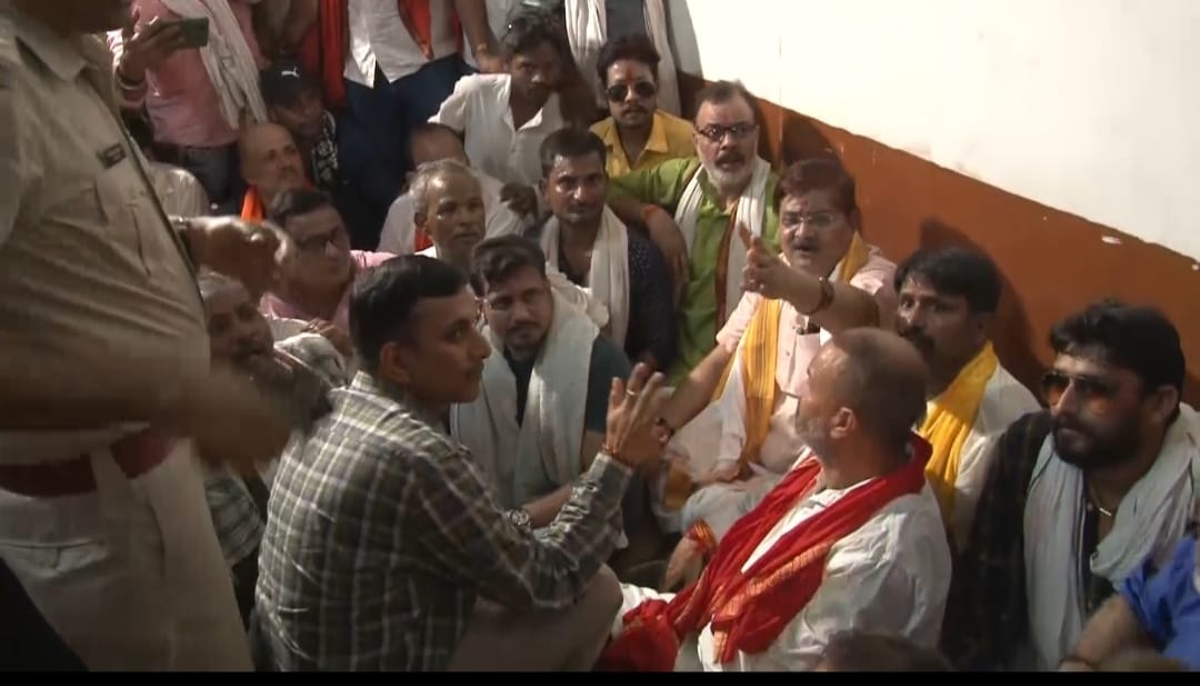 धनबाद में बिजली संकट: जनता, कारोबारी, नेता सभी सड़क पर फिर भी केवल 6 -7 घंटे ही बिजली