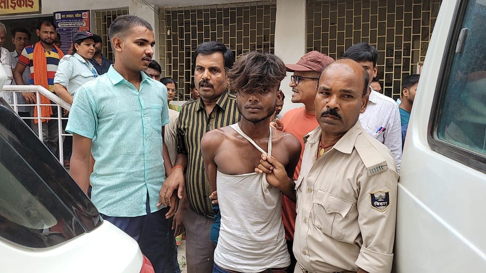 कटिहार में बाइक चोरी करते रंगे हाथ धराया चोर, पहले लोगों ने की जमकर कर धुनाई जानिए फिर क्या हुआ