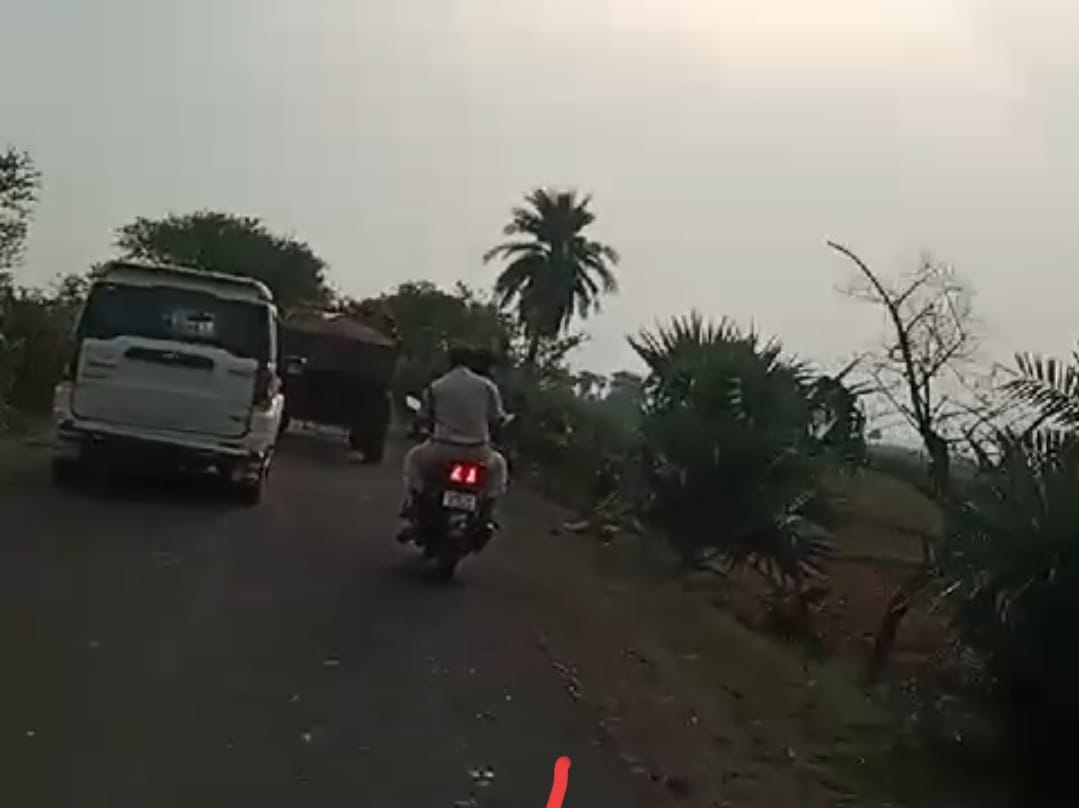 फिल्मी स्टाइल में रन अवे, CO और थाना प्रभारी के काफिले पर बालू माफियाओं का हमला, अवैध बालू लगे ट्रेक्टर सहित हुए चंपत