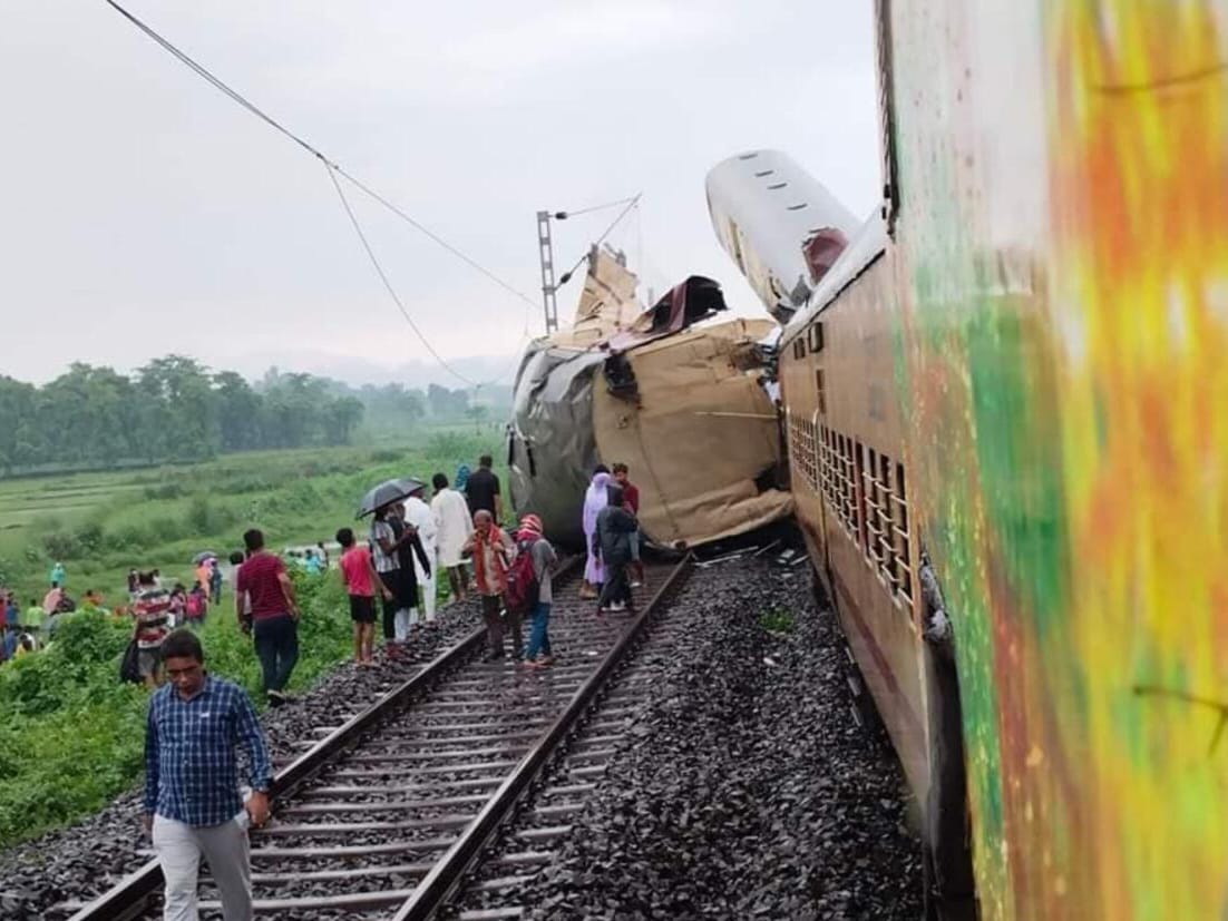 Breaking: मालगाड़ी से टकराई कंचनजंगा एक्सप्रेस, अब तक 5 लोगों की मौत, राहत और बचाव कार्य जारी