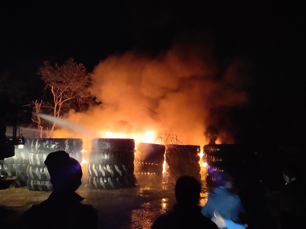 देर रात धू-धू कर जलने लगा कैंटीन, लाखों का सामान खाक