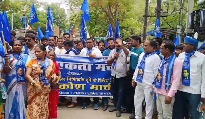 निशिकांत दुबे का हो रहा है भारी विरोध,देवघर के टावर चौक पर पुतला दहन लगातार जारी