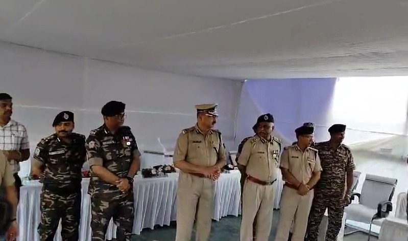 नक्सली मुठभेड़ की सफलता पर डीजीपी ने जवानों को किया सम्मानित, कहा- जल्द ही चाईबासा को बनाया जाएगा नक्सल मुक्त क्षेत्र