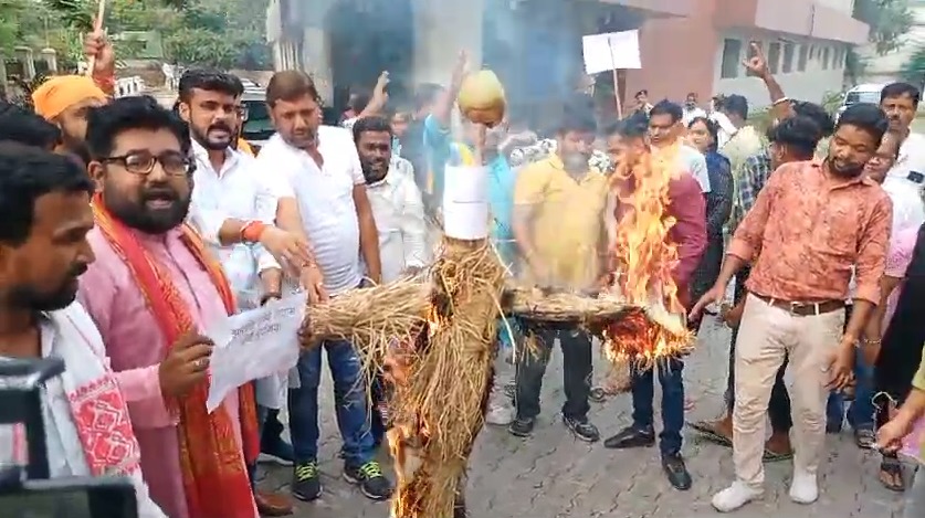 रांची : शिलापट तोड़ने के विरोध में भाजपाइयों ने किया पुतलादहन, कहा- फिर से शिलान्यास पट लगाए बोर्ड वर्ना उग्र आंदोलन करेगी युवा मोर्चा 