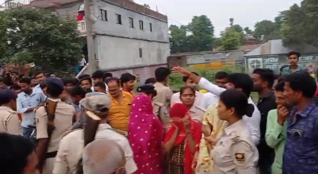 Bihar News: पुलिस ने किया सेक्स रैकेट का भंडाफोड़, 8 युवतियों सहित तीन पुरुष व मकान मालिक को किया गिरफ्तार