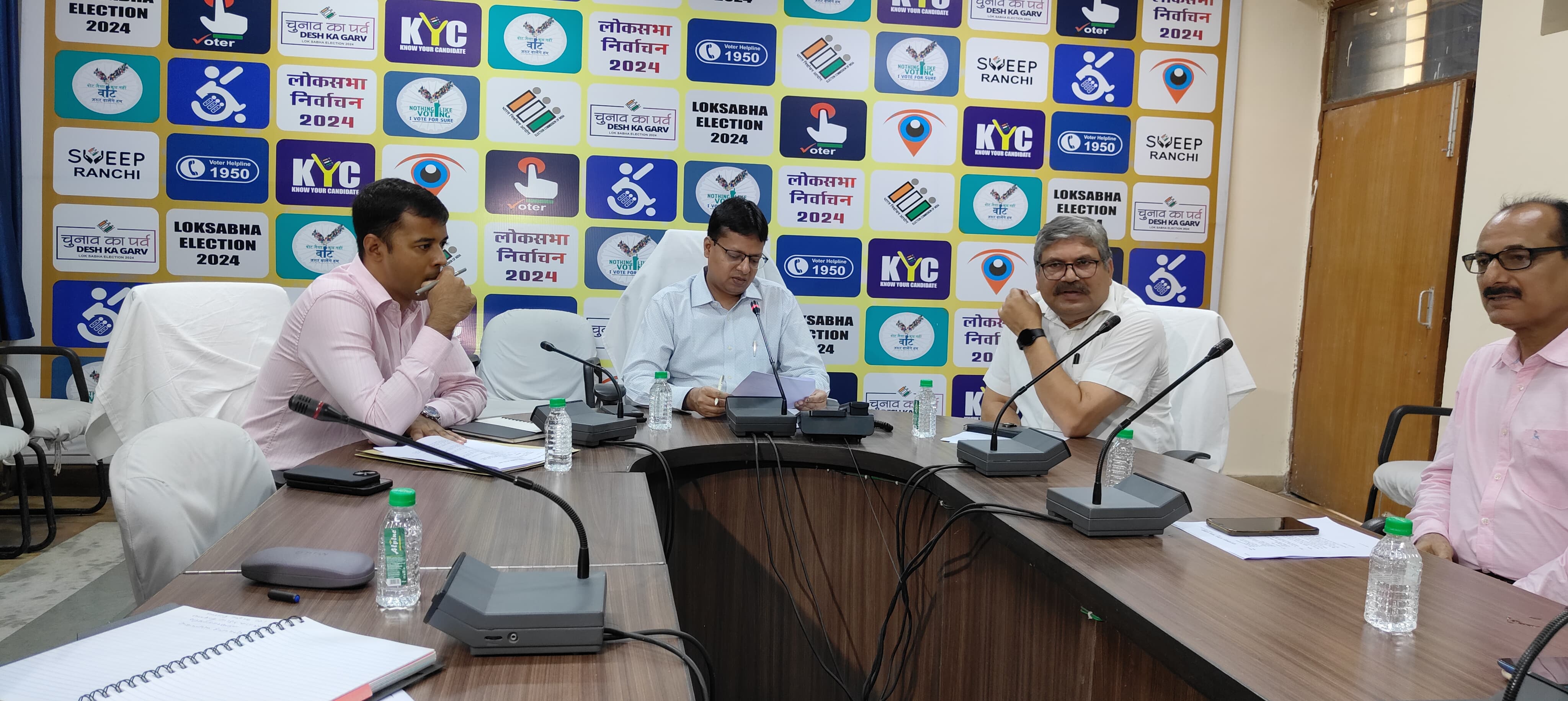 नौ अंचल अधिकारी स्पष्टीकरण, म्यूटेशन के आवेदन को क्यों लटकाया डीसी ने मांगा जवाब